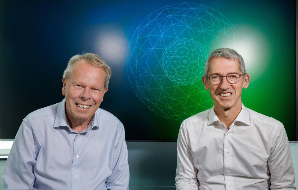 Mathias Uhlén och Jan Ellenberg framför en grönblå grafikbakgrund.