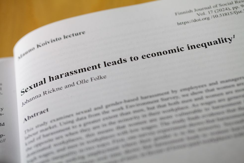 Text från en akademisk artikel med rubriken "sexuell trakassering leder till ekonomisk ojämlikhet".