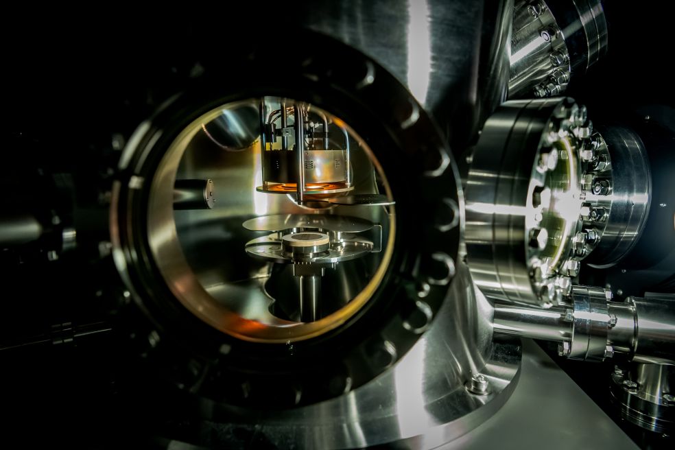 Reflexionerande metallkomponenter i en avancerad laboratoriemiljö.