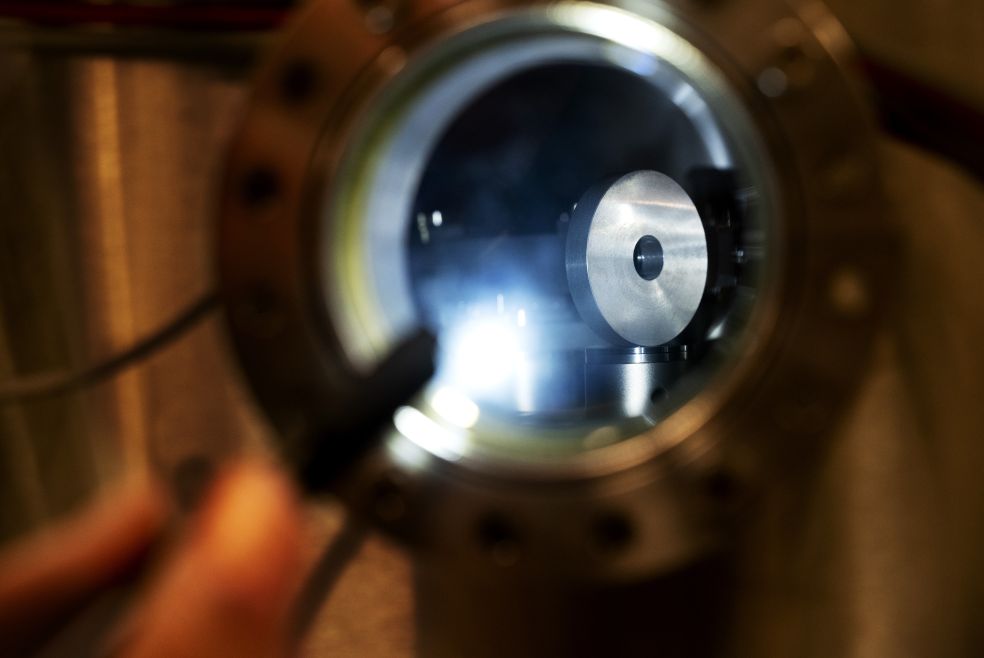 Nära bild av ett runt fönster med ett bländande ljus inuti.