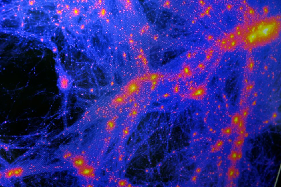 Färgglad visualisering av kosmiskt nätverk med ljusa punkter på mörk bakgrund.