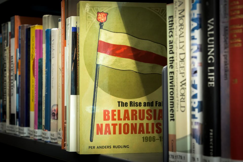 Bokrygg med titeln "The Rise and Fall of Belarusian Nationalism" bland böcker.