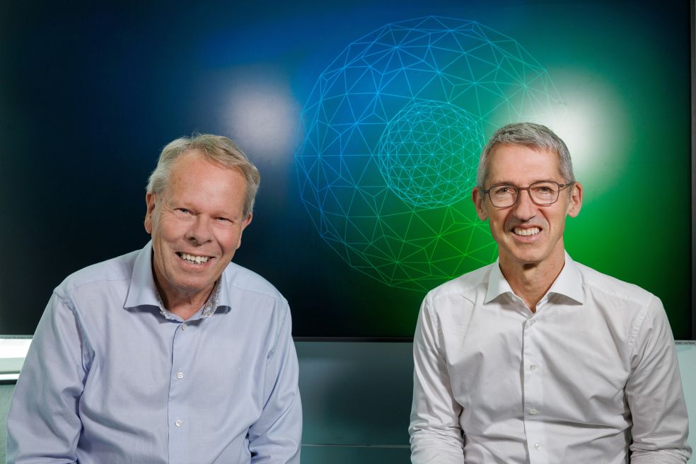 Mathias Uhlén och Jan Ellenberg framför en grönblå grafikbakgrund.