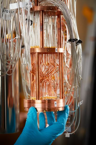 provhållaren som innehåller processorchipet med kvantbitarna.