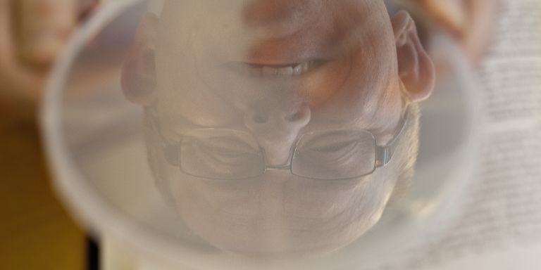 Erik Janzens ansikte speglat i en kiselplatta