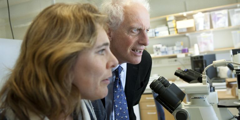 Anna Segerman och Bengt Westermark vid mikroskop