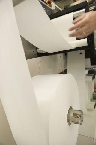 Pappersrulle i tryckpress