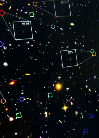 Stjärnorna och galaxerna på en mörk himmel med färgglada detaljer.