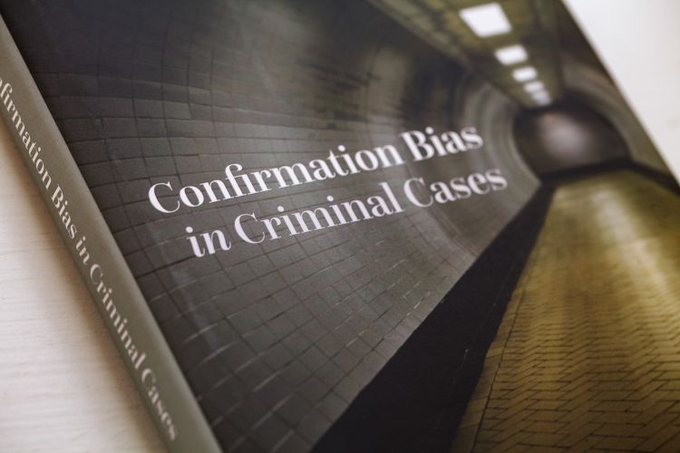 Bok med titeln "Confirmation Bias in Criminal Cases" i en tunnelmiljö.