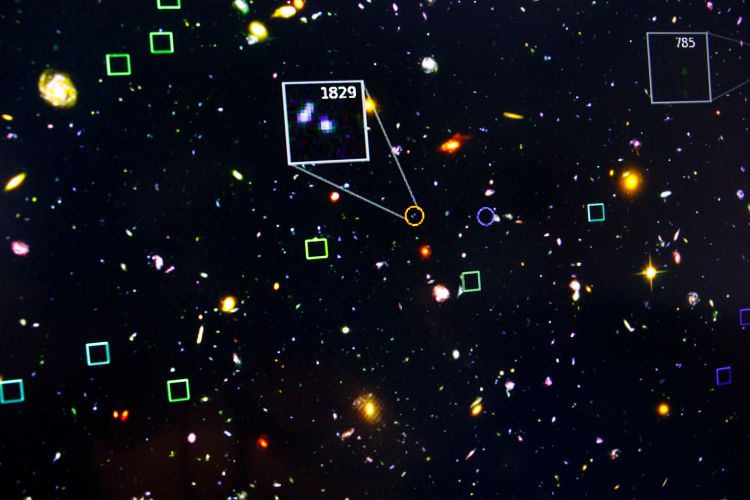 Man står framför en observatoriumkupol under en blå himmel.