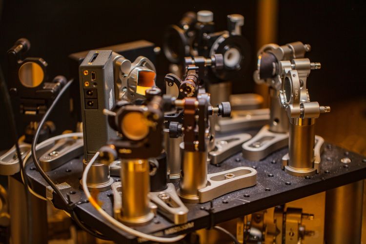 Ett laboratorieinstrument med flera justerbara komponenter och metallstativ.