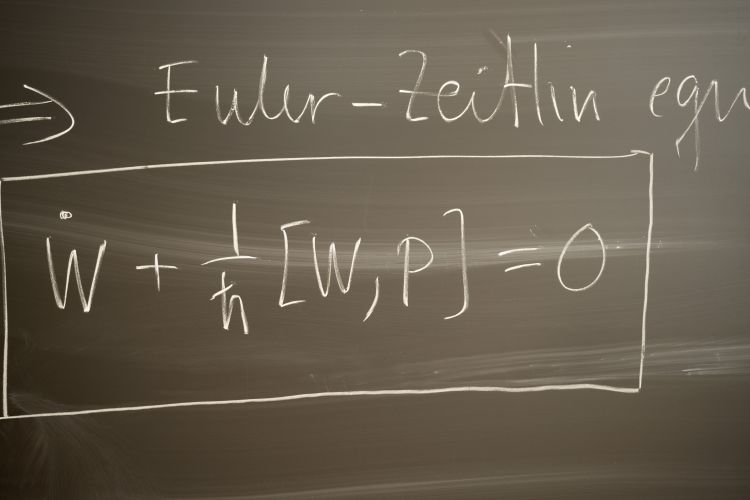 Euler-Zeitlin ekvation skrivna på en grön tavla.