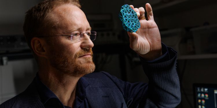 Forskare i skyddsdräkt använder en pipett i ett laboratorium.