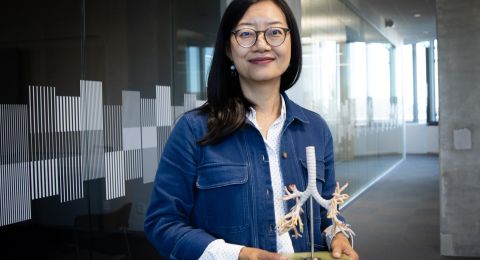Joan Yuan håller i modell 