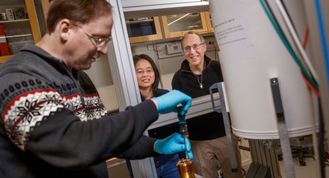 Egor Babaev och kollegor i labb