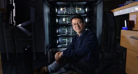 Tre glasflaskor med olika färgad vätska; gul, grönblå och blå.