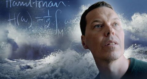 Klas Modin min framför vågor och matematiska formler.