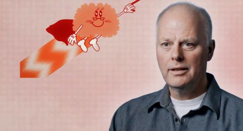 Lars Nyberg framför en färgglad animerad karaktär.