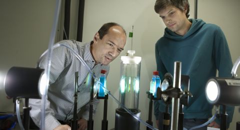 Johannes Messinger med doktorand i labbet