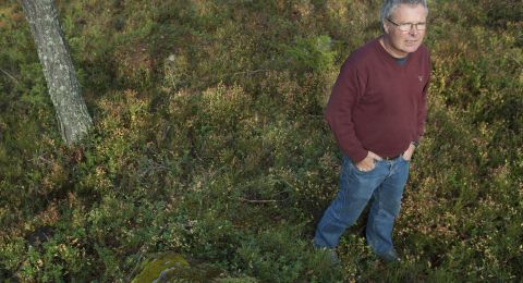 David Wardle står i skogen